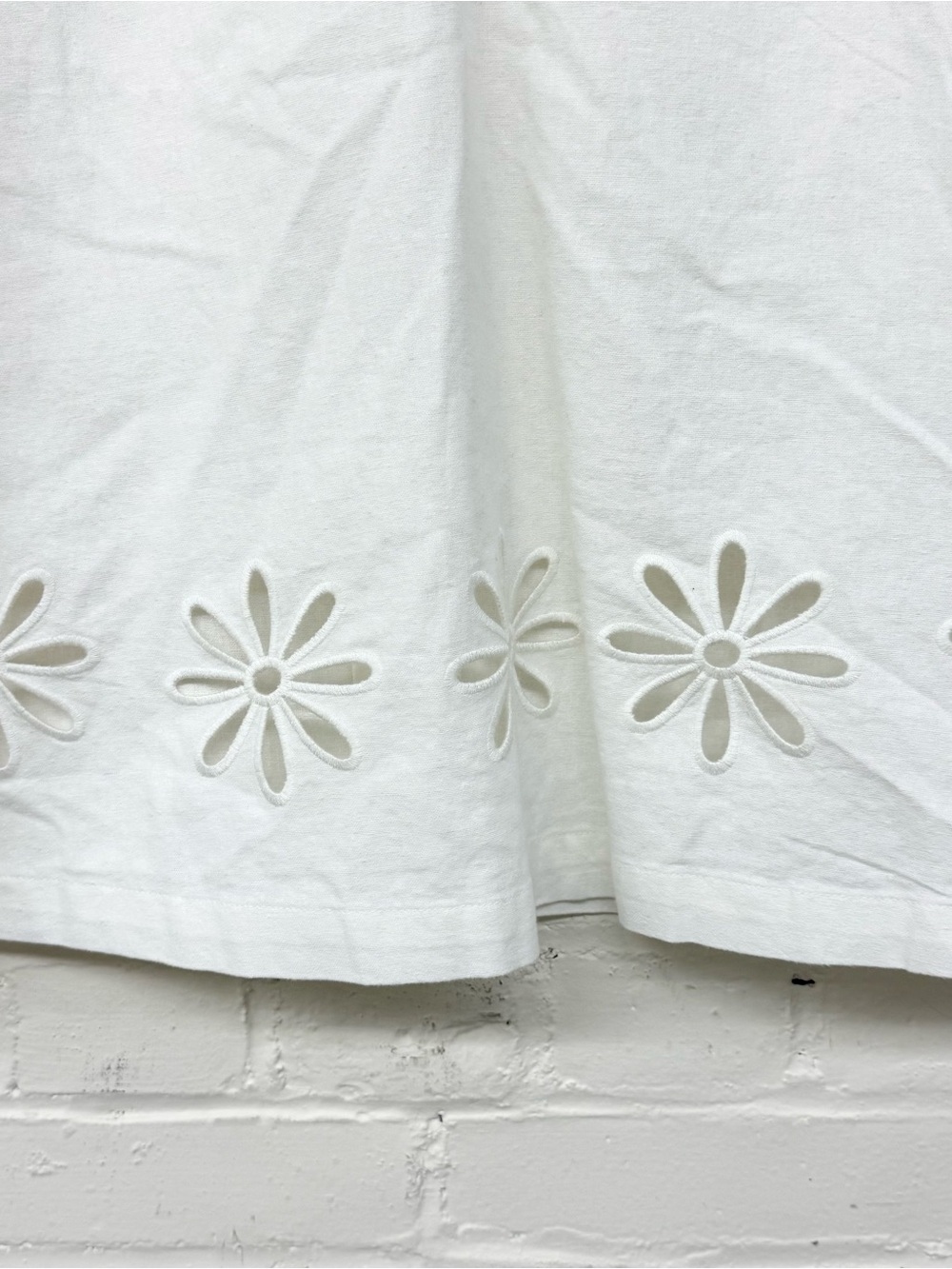 NWT Karen Kane White Linen Floral Cutout Blouse - Picture 3 of 8